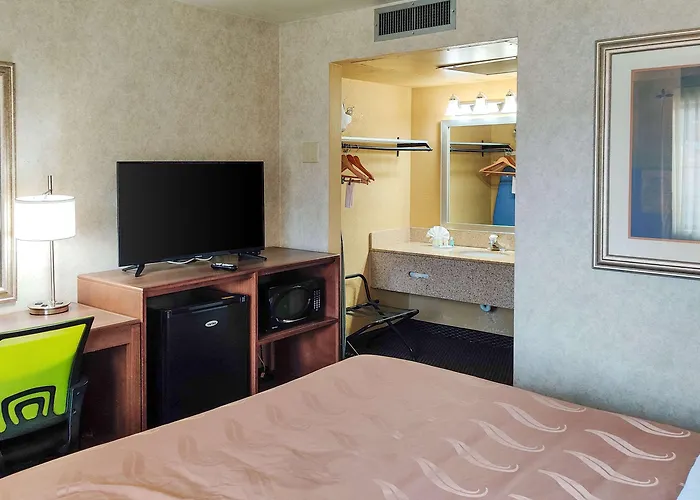 Inn Econo East I-40 3*