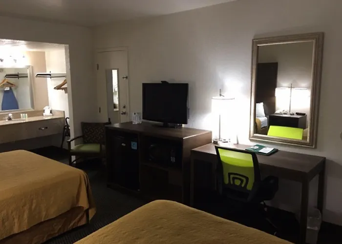 Econo East I-40 Inn 3*