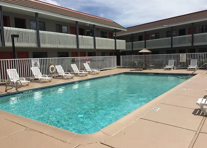 Econo East I-40 Inn 3*