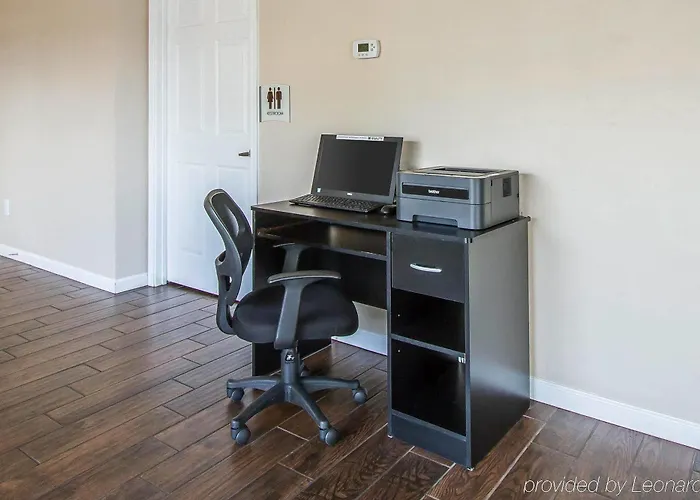 Econo East I-40 Inn 3*
